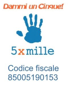 Mano aperta che invita a donare il 5 per mille